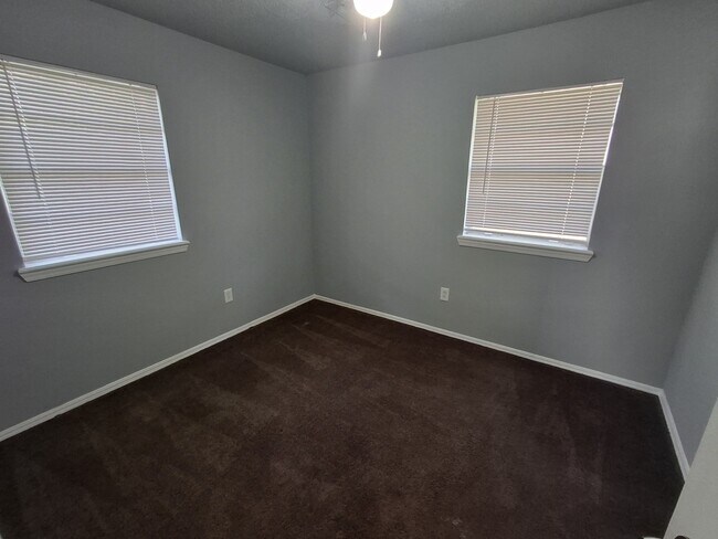 Building Photo - 111 SE Coachman Dr