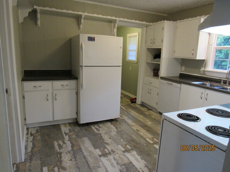 Building Photo - 2215 Macy Ave