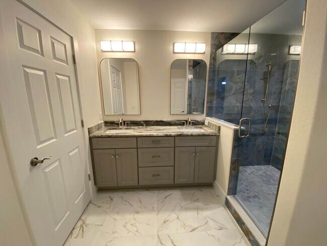 Building Photo - 1402 Parkway Dr