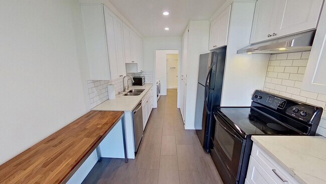 Building Photo - 4745 Camino Del Rey
