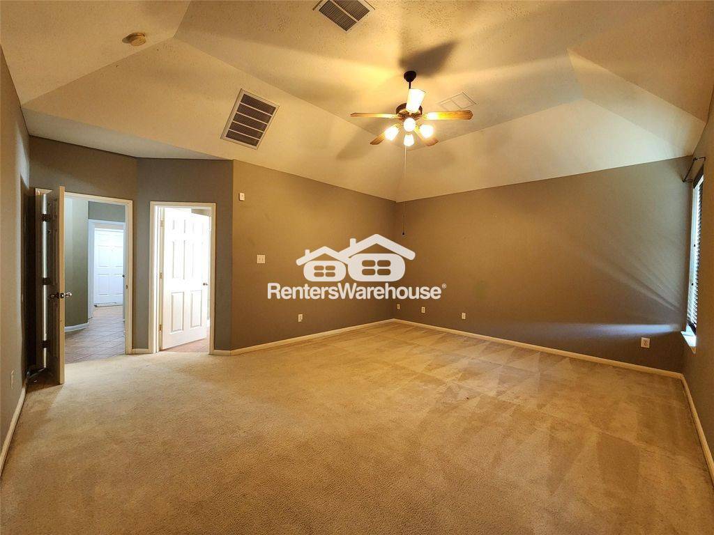 Building Photo - 716 Almond Pointe
