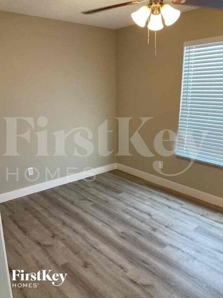 Building Photo - 8038 W Windrose Dr