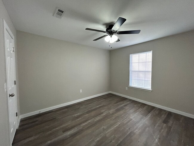 Building Photo - Duplex with Garage - Minutes from Downtown Rogers