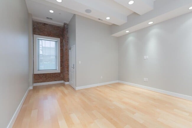 Building Photo - Modern 1 bed + Den in Logan Circle
