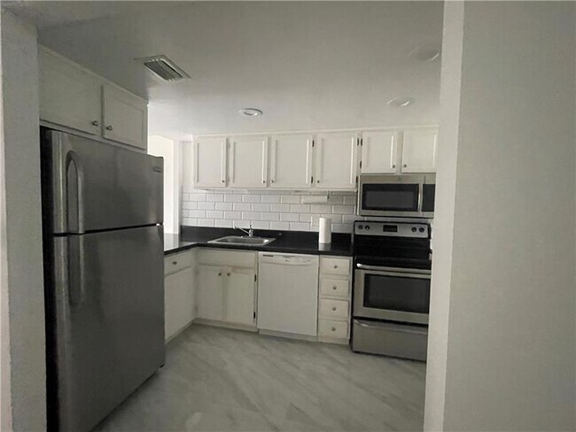 Building Photo - 3670 Inverrary Dr