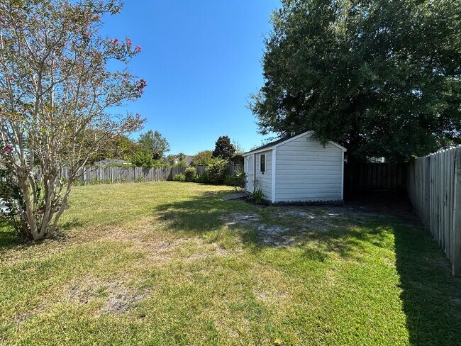Building Photo - Charming home nestled in Courtney Pines with full fenced backyard!
