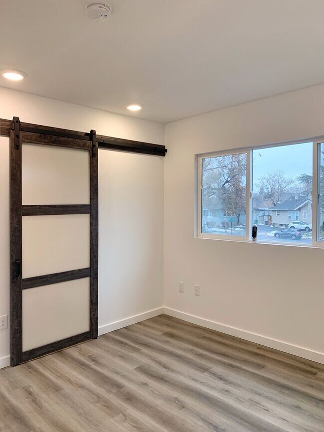 Building Photo - 451 Holcomb Ave