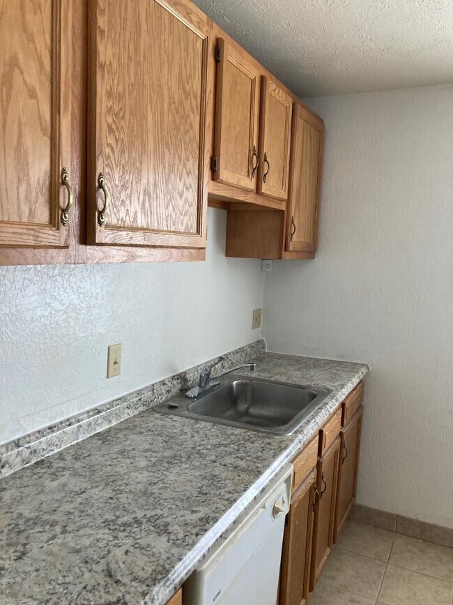 Building Photo - 2 Bedroom Condo for Rent  Warrenville HTS