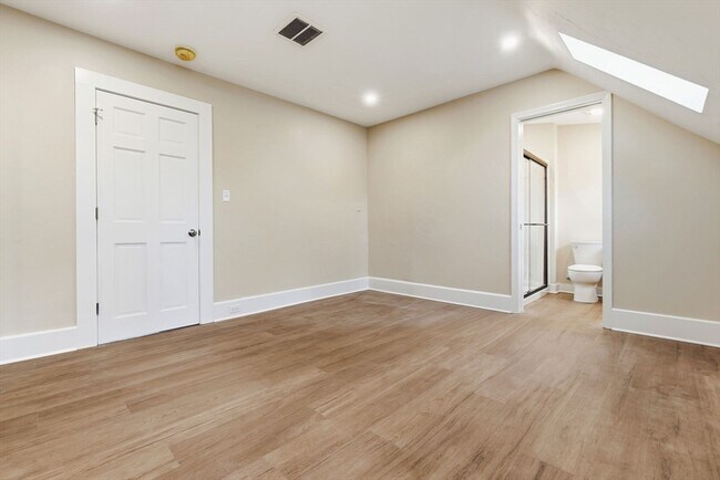 Building Photo - 142 Elliott St