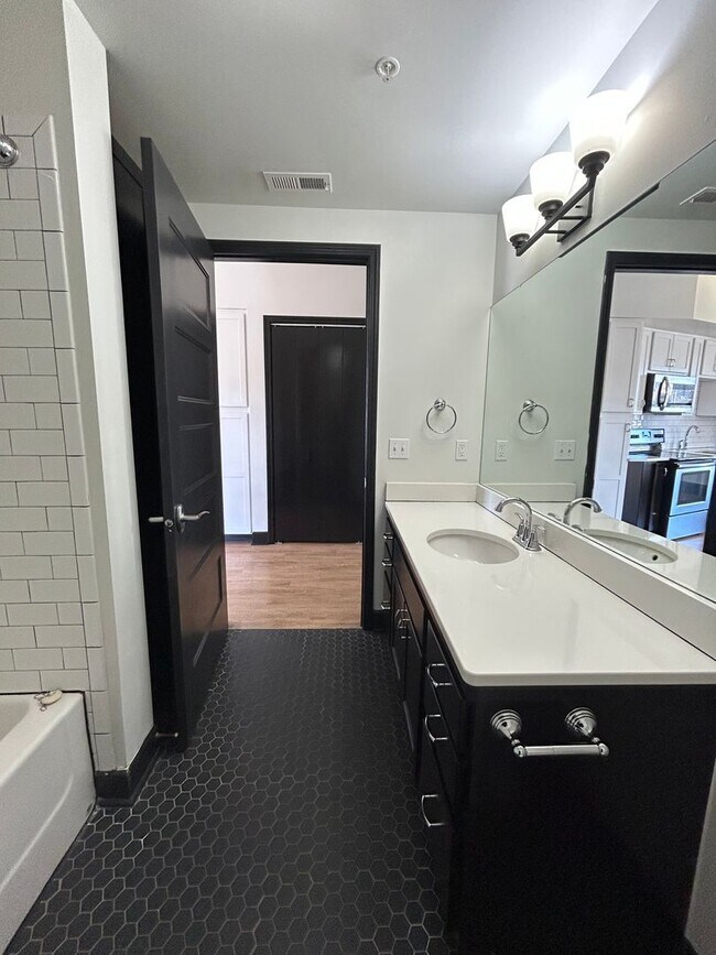 Building Photo - Luxury Downtown Living | Spacious 1-Bedroom 1-Bathroom Loft