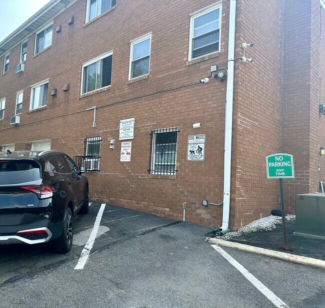 Private parking - 1465 68th St