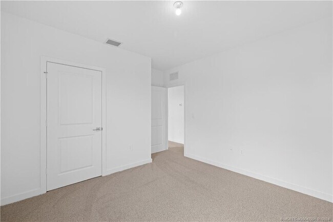 Building Photo - 2048 NE Ocean Dunes Dr