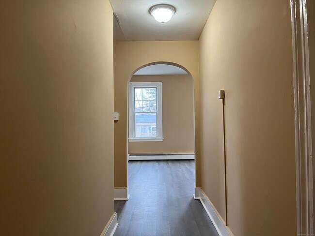Building Photo - 640 Arch St