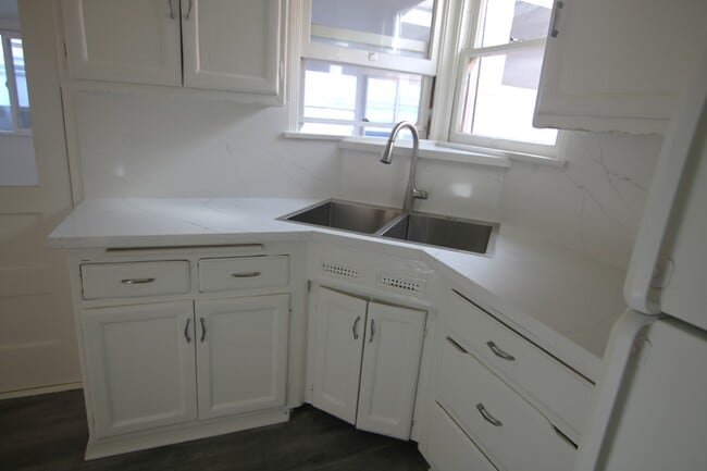 Building Photo - 507 S Verdugo Rd