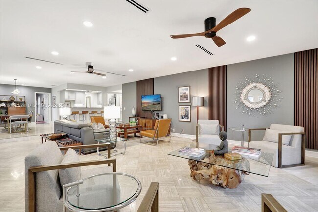 Building Photo - 1128 W Cypress Dr