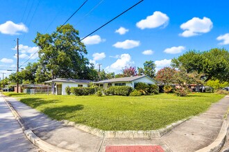 Building Photo - 271 Wayside Dr