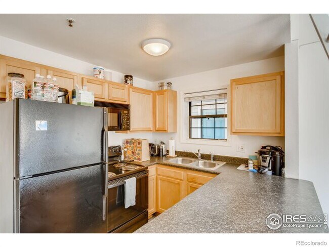 Building Photo - "Chic Urban Retreat: Cozy 1-Bed Condo in t...