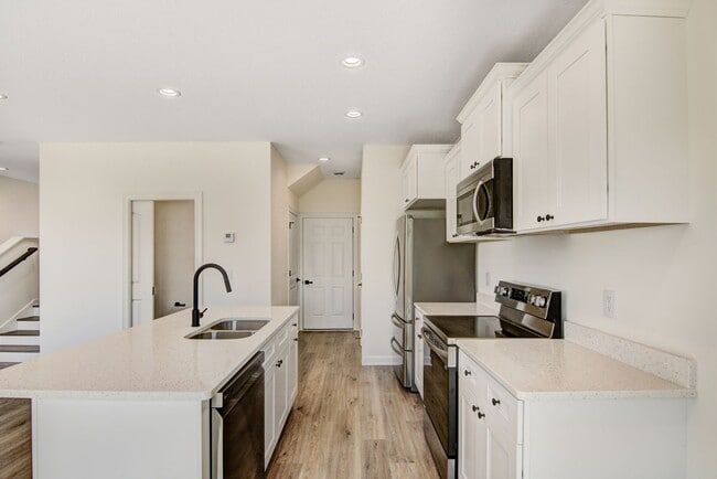 Building Photo - 3 Bedroom Town Home
