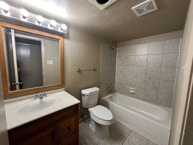 Building Photo - Charming Home With Large Back Yard!