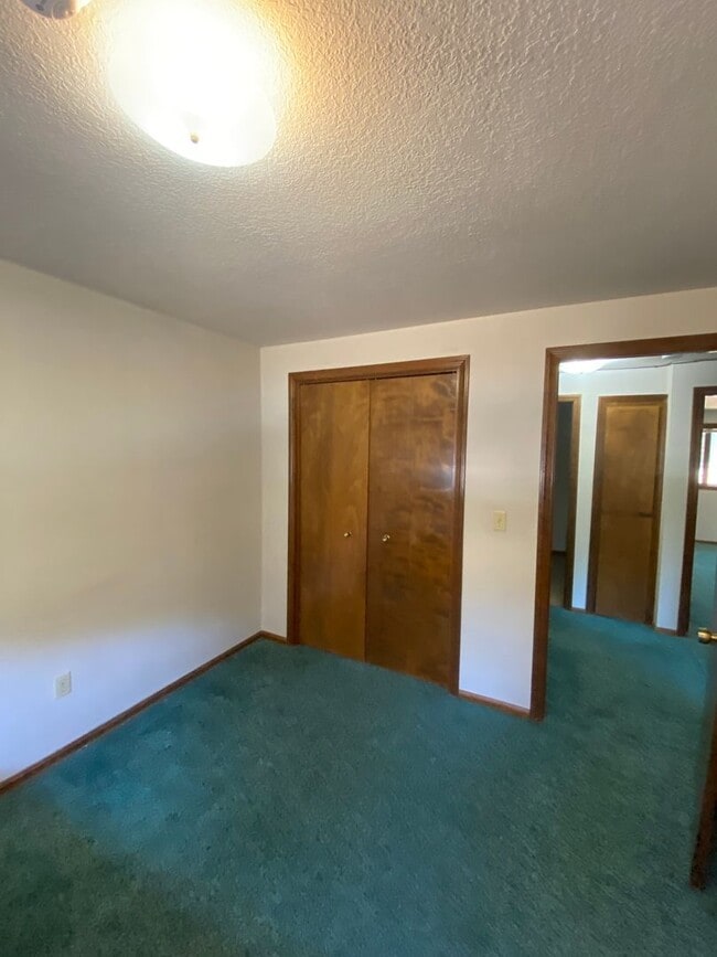 Building Photo - Location Location Location! 4 Bedroom Clos...