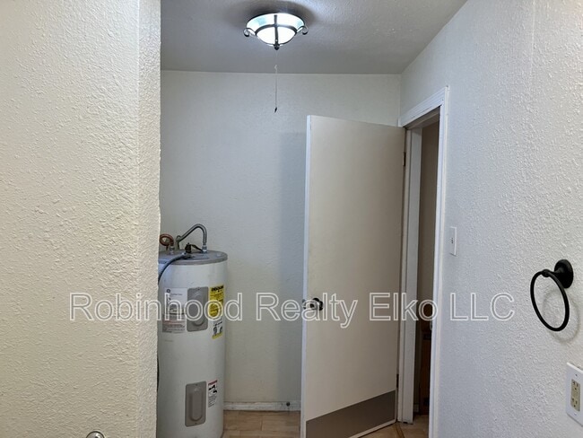 Building Photo - 756 1/2 Maple Street Unit A