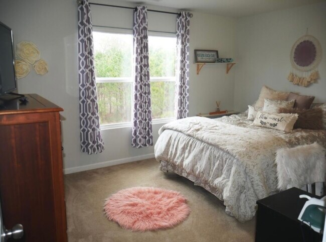 1st upstairs bedroom - 185 Olde Towne Way