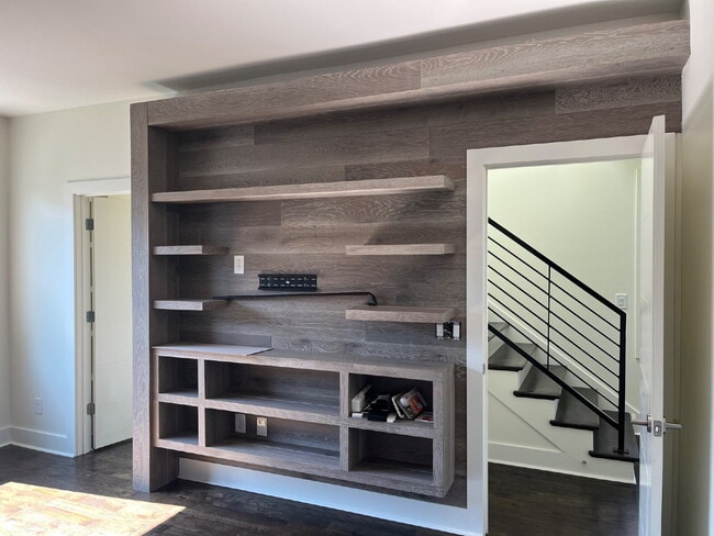 Building Photo - "Spacious Urban Living: 3-Bedroom Townhouse with 3.5 Baths in Nashville's Vibrant Core!" STUNNING...
