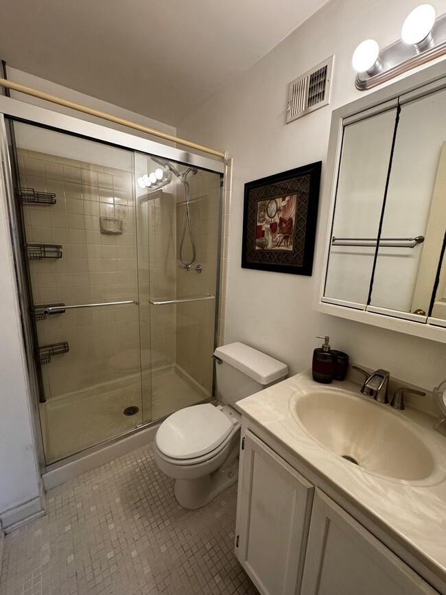 Building Photo - Furnished 2BR, 2BA Condo with Backyard in Arlington