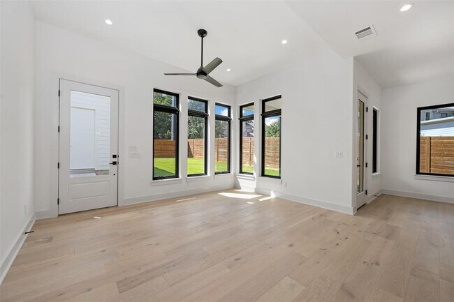 Building Photo - 4010 Valley View Rd