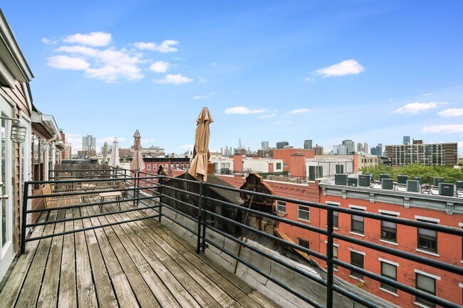 Building Photo - 300 Grand St