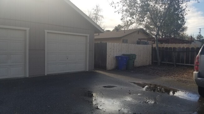 Primary Photo - 1071 Bond St