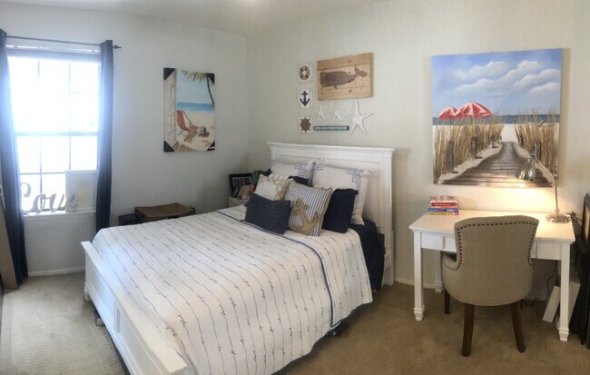 Second Bedroom w/ ensuite - 3985 Hortensia St