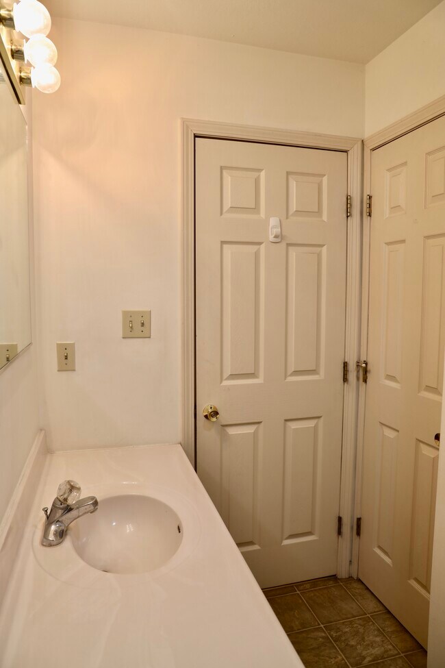 Building Photo - 1710 Ashwood Dr