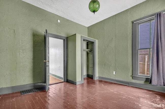 Building Photo - 317 E Smith Ave