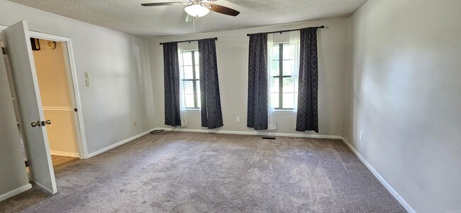 Building Photo - 107 Roundleaf Ct