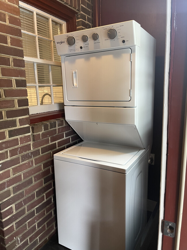 new deluxe washer/dryer - 541 Lamar Ave