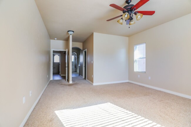 Building Photo - Modern 4 Bedroom 2 Bath Home!