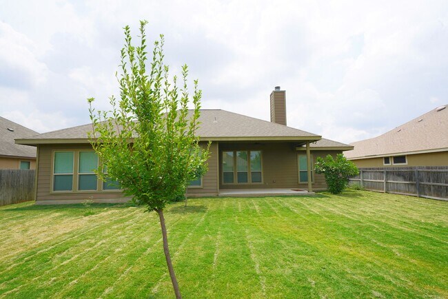 Building Photo - Beautiful Selma Living. Realtor Commission: $500