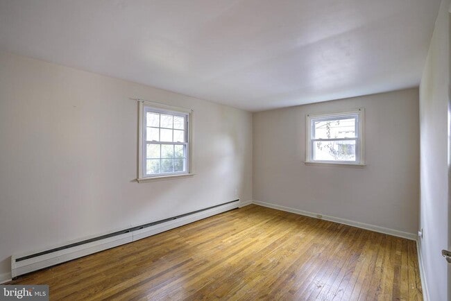 Building Photo - 107 E 6th St