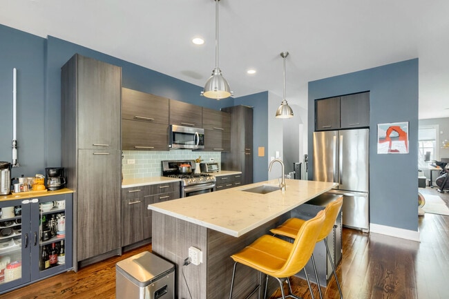 Building Photo - 1008 W Cullerton St