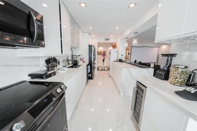 Building Photo - 18071 Biscayne Blvd
