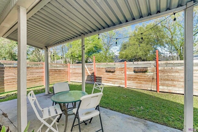 Building Photo - 9221 Fox Run Ave