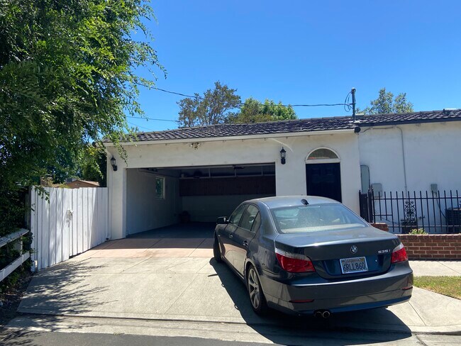 4 parking spots end of cul-de-sac - 4322 Elmer Ave