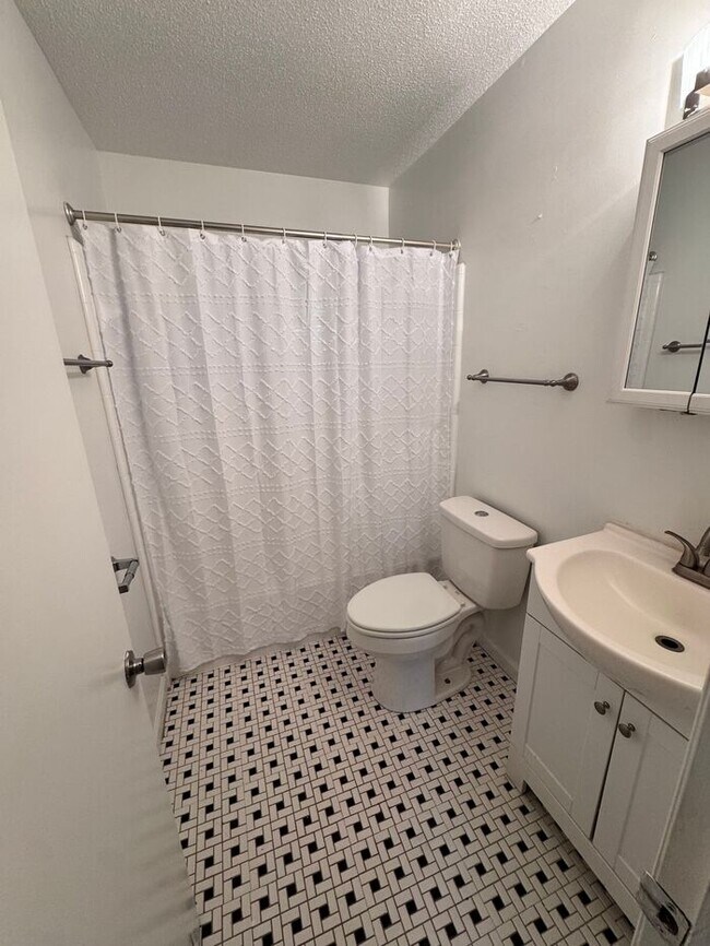 Building Photo - 3818 Lupton Cir