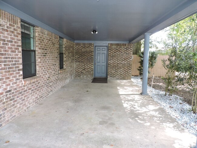 Building Photo - Convenient Norttheast location!