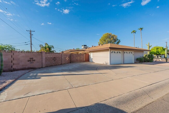 Building Photo - BEAUTIFUL SOUTH SCOTTSDALE - CORNER LOT & ...