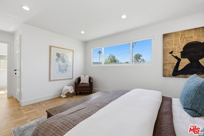 Building Photo - 864 Bienveneda Ave