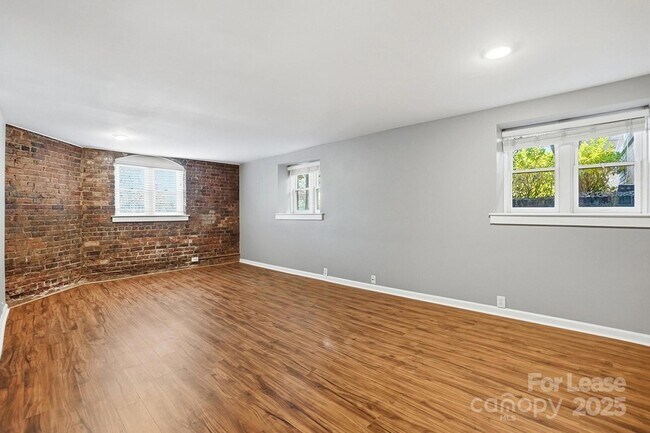 Building Photo - 229 N Poplar St