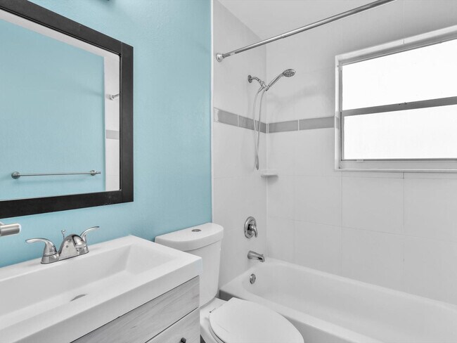 Building Photo - 525 NW 10th Ave