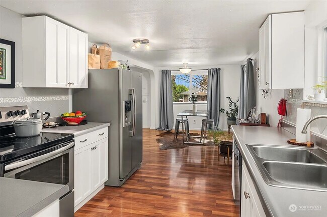 Building Photo - Bright & Charming 1Bed/1Bath + Den in Prim...